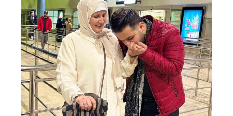 بسبب ذهابها إلى العمرة..عثمان بلبل يطلب الدعاء إلى والدته