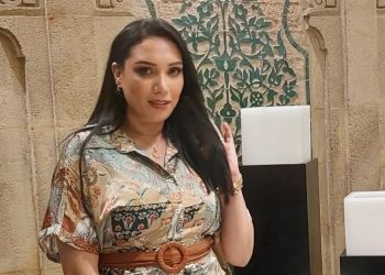 لبنى شكلاط تقلق جمهورها بسبب الوضع الصحي لوالدها..