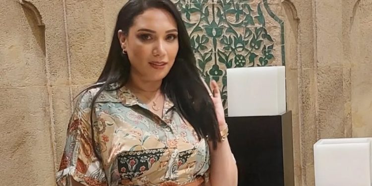 لبنى شكلاط تقلق جمهورها بسبب الوضع الصحي لوالدها..