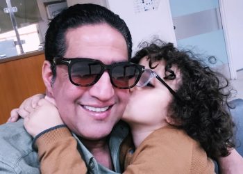 هشام الوالي يودع ابنه إلى وجهة مجهولة (صورة)