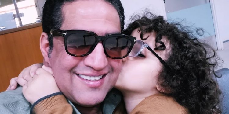 هشام الوالي يودع ابنه إلى وجهة مجهولة (صورة)