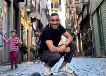 يسار لمغاري يتألق في أول عرض كوميدي له بإيطاليا ويوجه رسالته إلى الكوميديين المغاربة: “كونو رجال نساو الدعم وسيرو عند الجالية “
