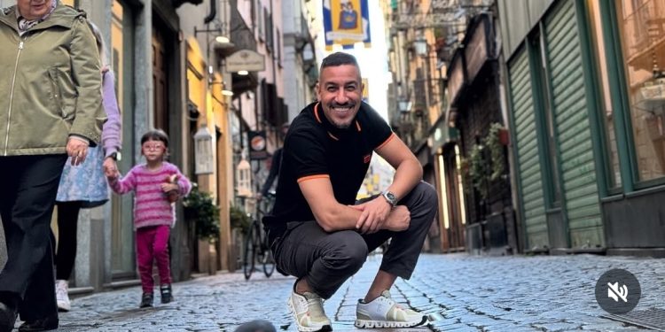 يسار لمغاري يتألق في أول عرض كوميدي له بإيطاليا ويوجه رسالته إلى الكوميديين المغاربة: “كونو رجال نساو الدعم وسيرو عند الجالية “