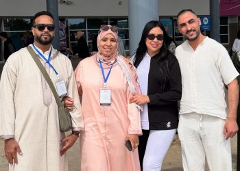 بالدموع..مريم الزايدي تودع ابنها لآداء مناسك العمرة