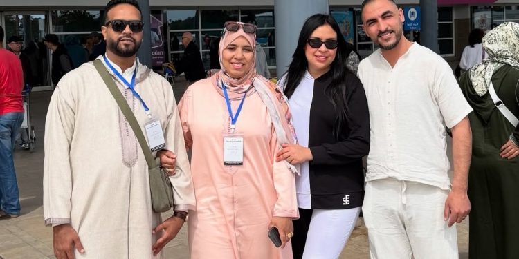 بالدموع..مريم الزايدي تودع ابنها لآداء مناسك العمرة