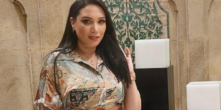 الممثلة لبنى شكلاط في أول تعليق لها بعد وفاة والدها