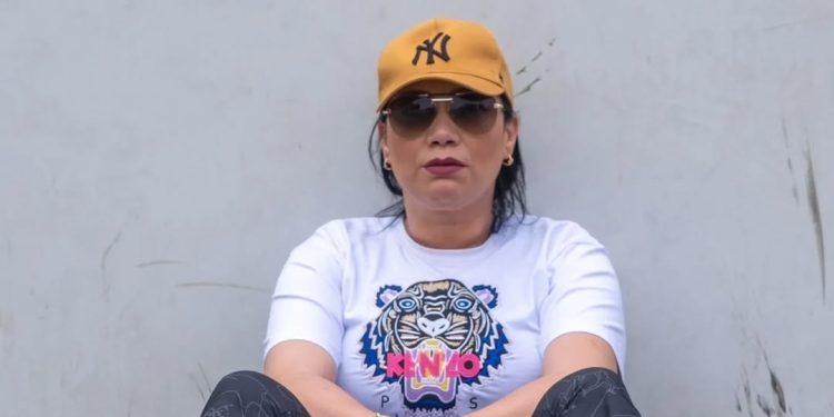 لبنى شكلاط تحن إلى والدها المتوفى: “من ضعفي بكيت”