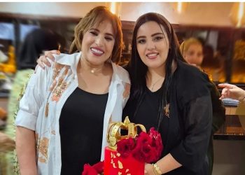 رفقة ابنتها..الفنانة نجاة عتابو تحتفل بعيد ميلادها