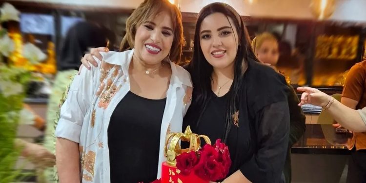 رفقة ابنتها..الفنانة نجاة عتابو تحتفل بعيد ميلادها