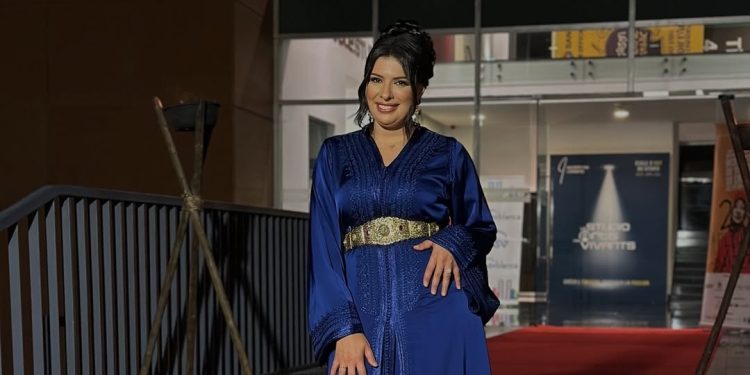 بإطلالة ساحرة..مونية لمكيمل تخوض تجربة التقديم