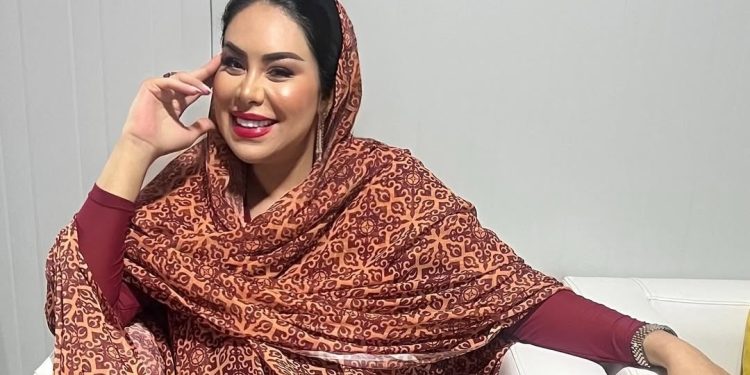 باللباس الصحراوي المغربي.. نجاة الرجوي تحيي حفلا فنيا متميزا