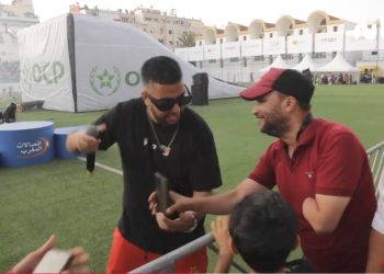 المغني لبنج يتجاوب رفقة الجمهور الرباطي بشكل جميل ويلتقط الصور مع معجبيه في جو حماسي