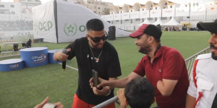 المغني لبنج يتجاوب رفقة الجمهور الرباطي بشكل جميل ويلتقط الصور مع معجبيه في جو حماسي