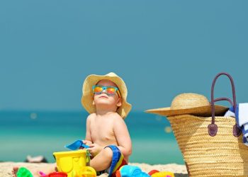 نصائح من الضروري اتباعها لرضيعك في الشاطئ..