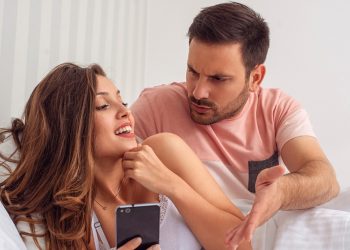 أسباب شك الزوج في زوجته..خطير