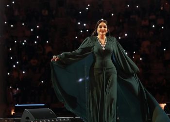 الفنانة أحلام شمسي تتألق من خلال عرض للتاريخ