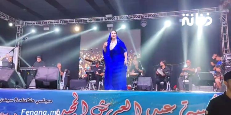 بحضور جمهور غفير..سعيدة شرف ترقص على أنغام إيقاعات الشعبي احتفالا بعيد العرش المجيد