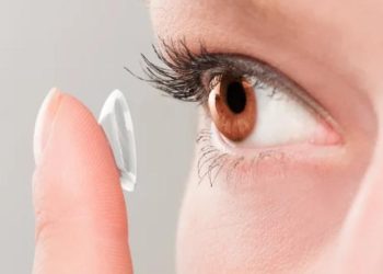 العدسات اللاصقة والبحر..احذر