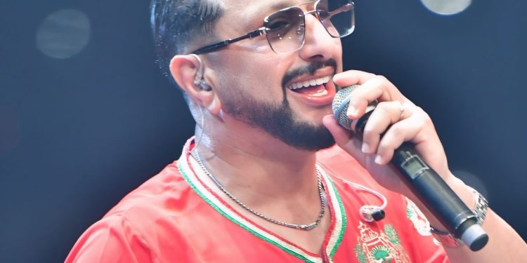 عندليب الأغنية الشعبية  الداودي يحقق رقما قياسيا في مهرجان الشواطئ بالمضيق بحضور أزيد من 250 ألف شخص