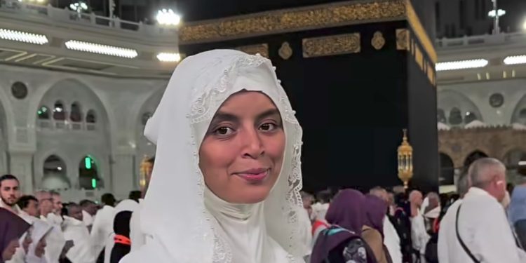 خديجة الصديقي تهدي زوجها المتوفى هشام عمرة..فيديو