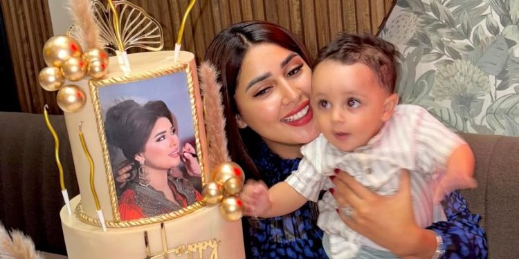 رفقة إبنها..كنزة بيلا تحتفل بعيد ميلادها
