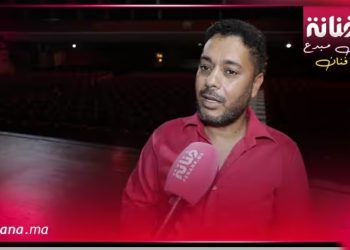 محمد الحوضي يدعوا المغاربة إلى مشاهدة مسرحية مكانش على البال وهذا ماقاله حول تسمم سكينة درابيل