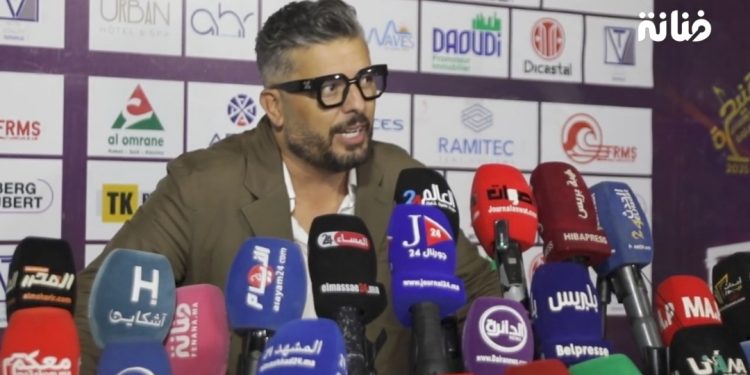 حاتم عمور يحتفي باللباس المغربي التقليدي ويكشف عن جولته العالمية: “كنزوج الناس فوق الخشبة”