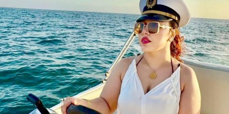 فاطمة الزهراء طراكس توجه رسالة قاسية إلى المنافقين..