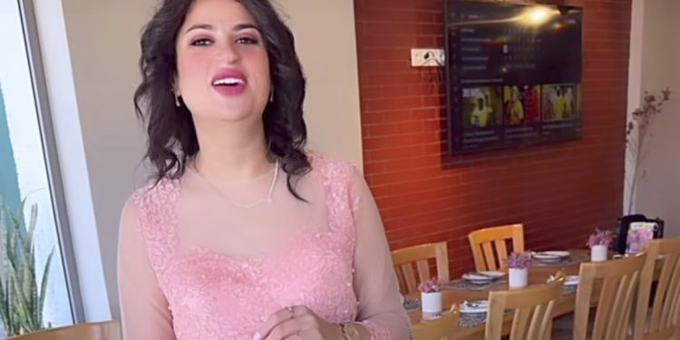 خلال الأشهر المتقدمة من حملها..فايزة الطاهري تحتفل بعيد ميلادها