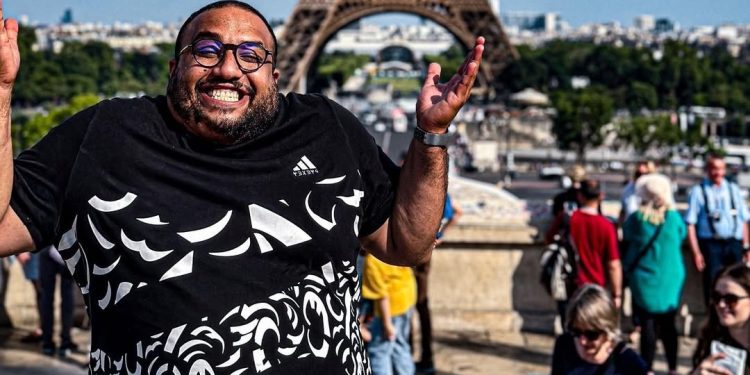 الكوميدي الزوبير هلال يكشف عن مفاجأته إلى الجالية المغربية
