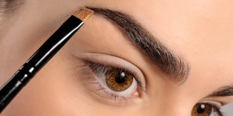 طرق فعالة لتكثيف الحواجب في المنزل