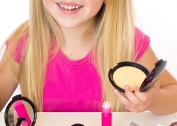 المساحيق التجميلية للأطفال.. بين براءة الجمال ومخاطر التجميل المبكر