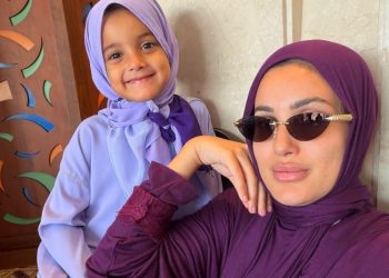رفقة عائلتها الصغيرة..هدى الحياني تؤدي مناسك العمرة