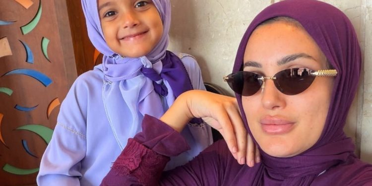 رفقة عائلتها الصغيرة..هدى الحياني تؤدي مناسك العمرة
