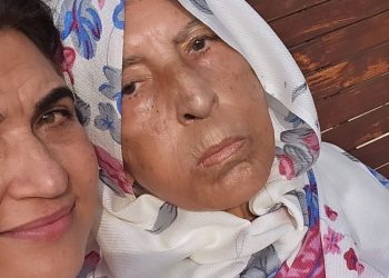 بسبب الزهايمر..ابتسام شكارة حزينة من أجل والدتها