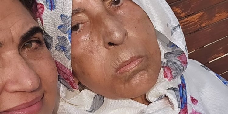 بسبب الزهايمر..ابتسام شكارة حزينة من أجل والدتها