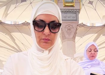 الكوميدية حنان الفاضلي تؤدي العمرة وتترحم على روح والدها