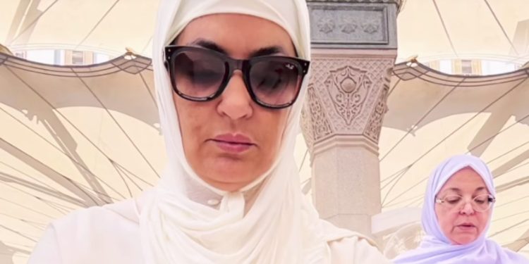 الكوميدية حنان الفاضلي تؤدي العمرة وتترحم على روح والدها