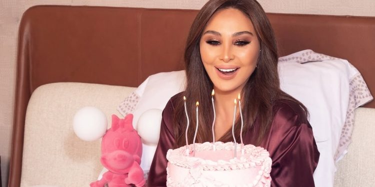 إليسا تحتفل بعيد ميلادها من غرفة نومها