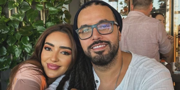 بكلمات رومانسية..عبد الفتاح الكريني يعايد زوجته جميلة البدوي