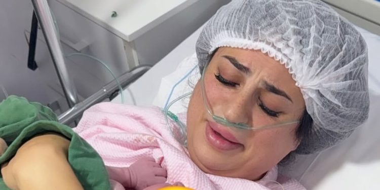 بالصور..المدونة المغربية فايزة الطاهري ترزق بطفلتها الأولى “سكينة”