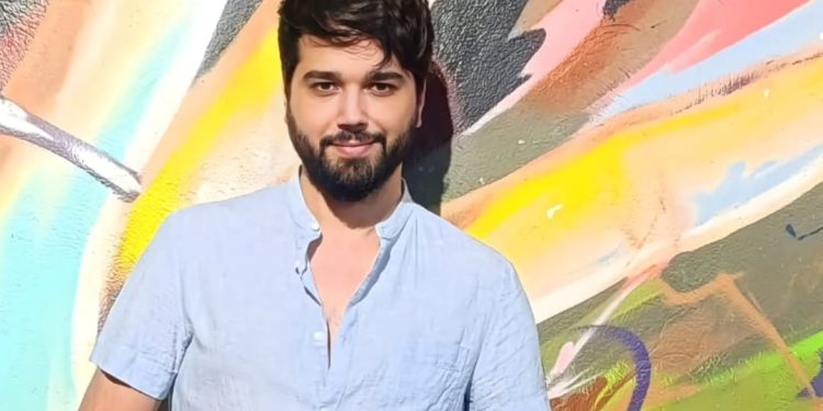 معتز الزوز يقترب من إطلاق جديده الفني ويمنح جمهوره حق اختيار العنوان