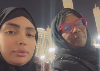 أميمة باعزية تؤدي مناسك العمرة رفقة زوجها ووالدتها في أشهر حملها المتقدمة