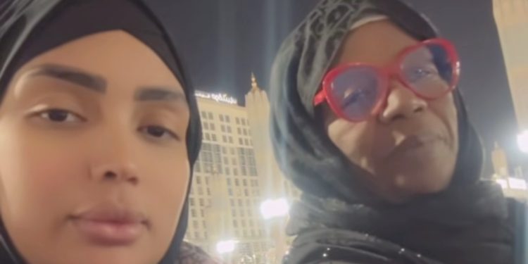 أميمة باعزية تؤدي مناسك العمرة رفقة زوجها ووالدتها في أشهر حملها المتقدمة