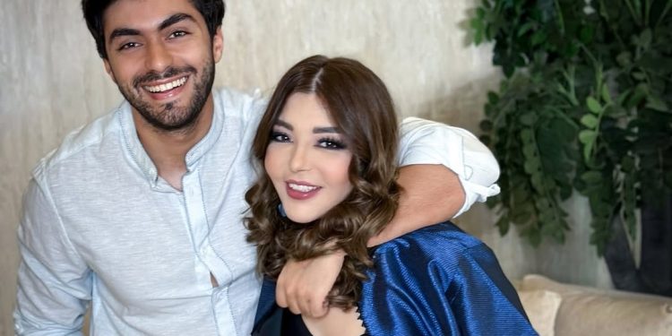 الديفا سميرة سعيد تخطف الأنظار في صور رفقة إبنها
