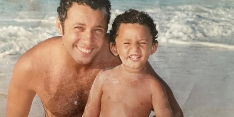 أحمد فهمي يعايد ابنه في عيد ميلاده بصورة من الذكريات