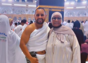 محمد الريفي يؤدي العمرة رفقة والدته ويشارك جمهوره لحظات مؤثرة