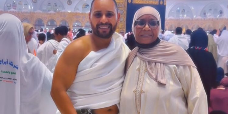 محمد الريفي يؤدي العمرة رفقة والدته ويشارك جمهوره لحظات مؤثرة