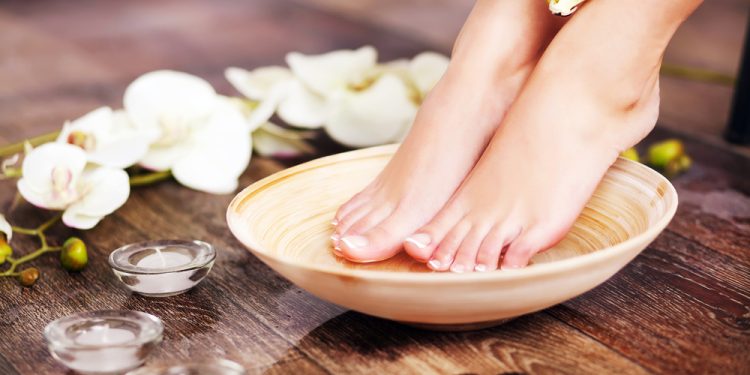 العناية بالأرجل وتوريدها بطرق منزلية
