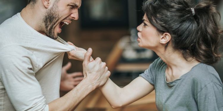 العنف بين الزوجين..كيف ينعكس على العلاقة الجنسية؟